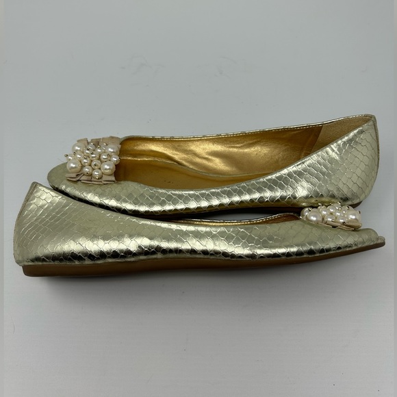 Kate Spade Sz 10 Metallic Gold Snakeskin Peep Toe Pearl Accent Flat Sandal Shoe - Picture 6 of 11